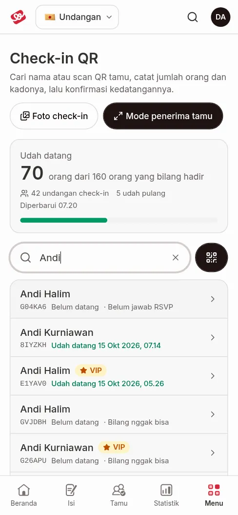 Halaman Check-in QR di HP dengan kolom Cari tamu berisi "Andi" dan daftar hasil pencarian berikut kode dan status kedatangan tiap tamu