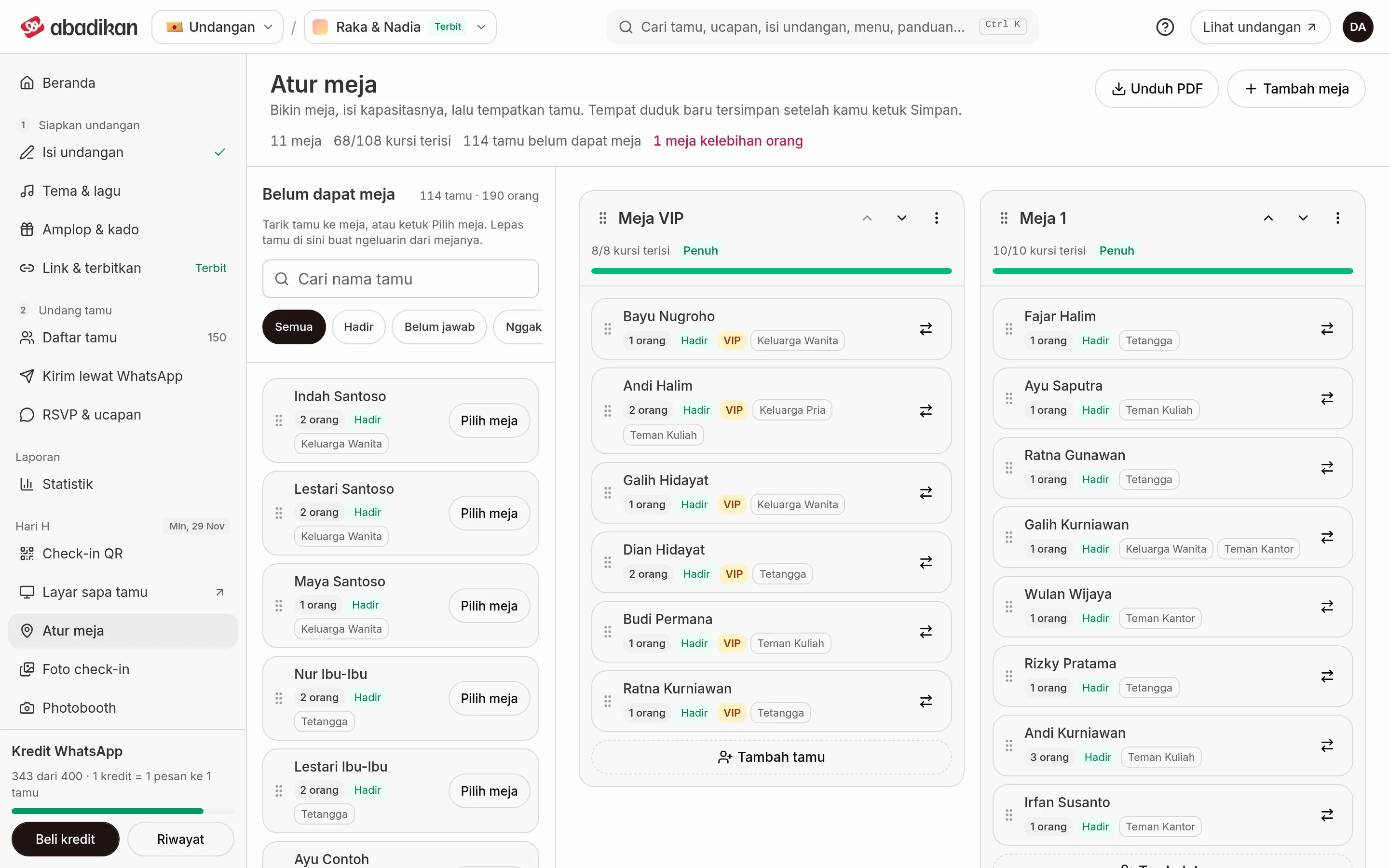 Atur meja di laptop: ringkasan meja dan kursi, daftar Belum dapat meja di kiri, dan kartu Meja VIP dan Meja 1 berlabel Penuh dengan tamunya