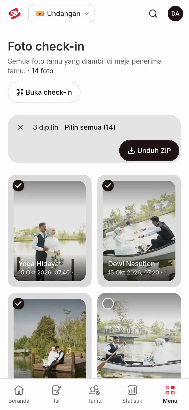 Foto check-in di HP: bar pilihan berisi 3 dipilih, Pilih semua, dan Unduh ZIP di atas grid foto yang tiga di antaranya bertanda centang