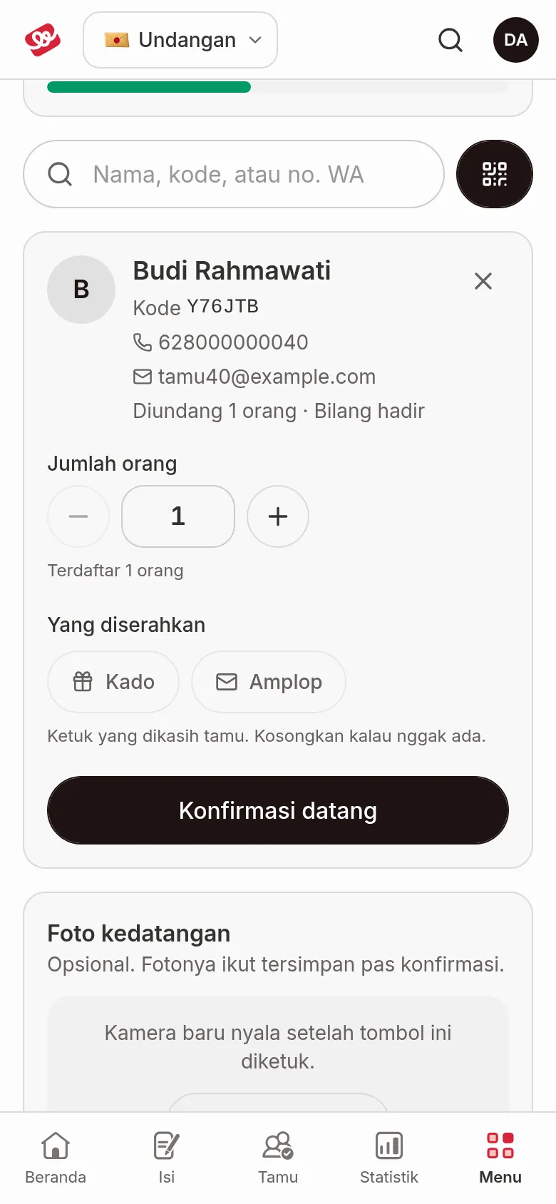 Check-in QR di layar HP: kartu tamu Budi Rahmawati dengan Jumlah orang, pilihan Kado dan Amplop, dan tombol Konfirmasi datang, kartu Foto kedatangan di bawahnya