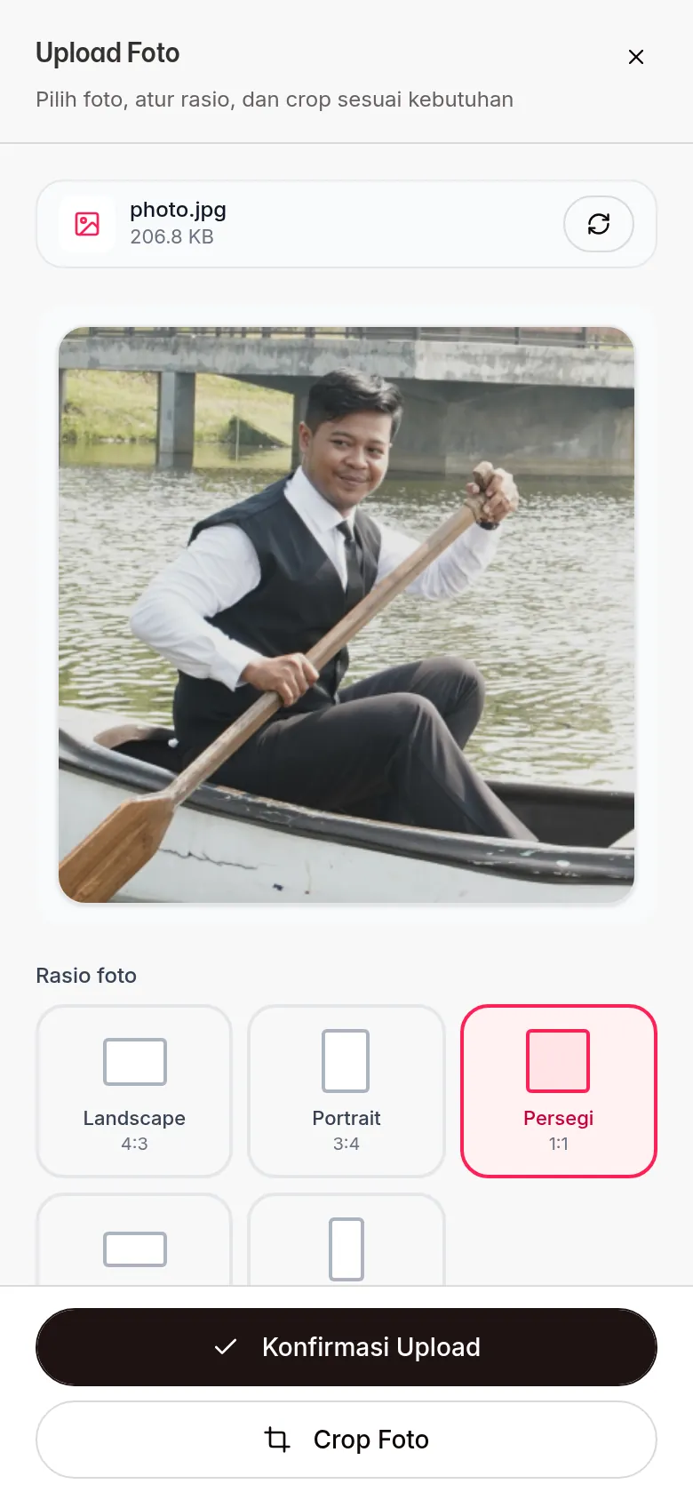 Dialog Upload Foto yang dibuka dari Potong &amp; atur rasio di Galeri foto, berisi pratinjau foto, pilihan Rasio foto, tombol Konfirmasi Upload, dan Crop Foto