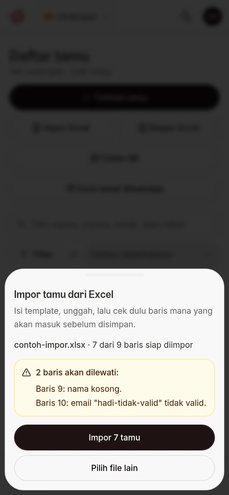 Dialog Impor tamu dari Excel di HP: ringkasan "7 dari 9 baris siap diimpor", daftar 2 baris yang akan dilewati, dan tombol Impor 7 tamu