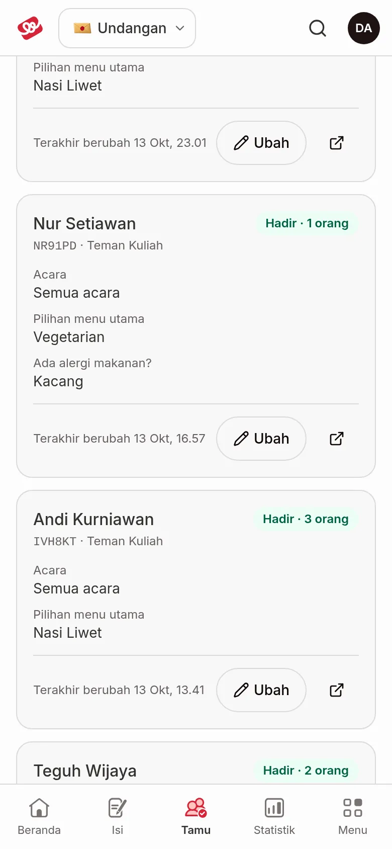 Kartu jawaban RSVP tamu di HP berisi status Hadir dan jumlah orang, acara, jawaban Pertanyaan Tambahan, serta tombol Ubah dan Buka di Daftar tamu