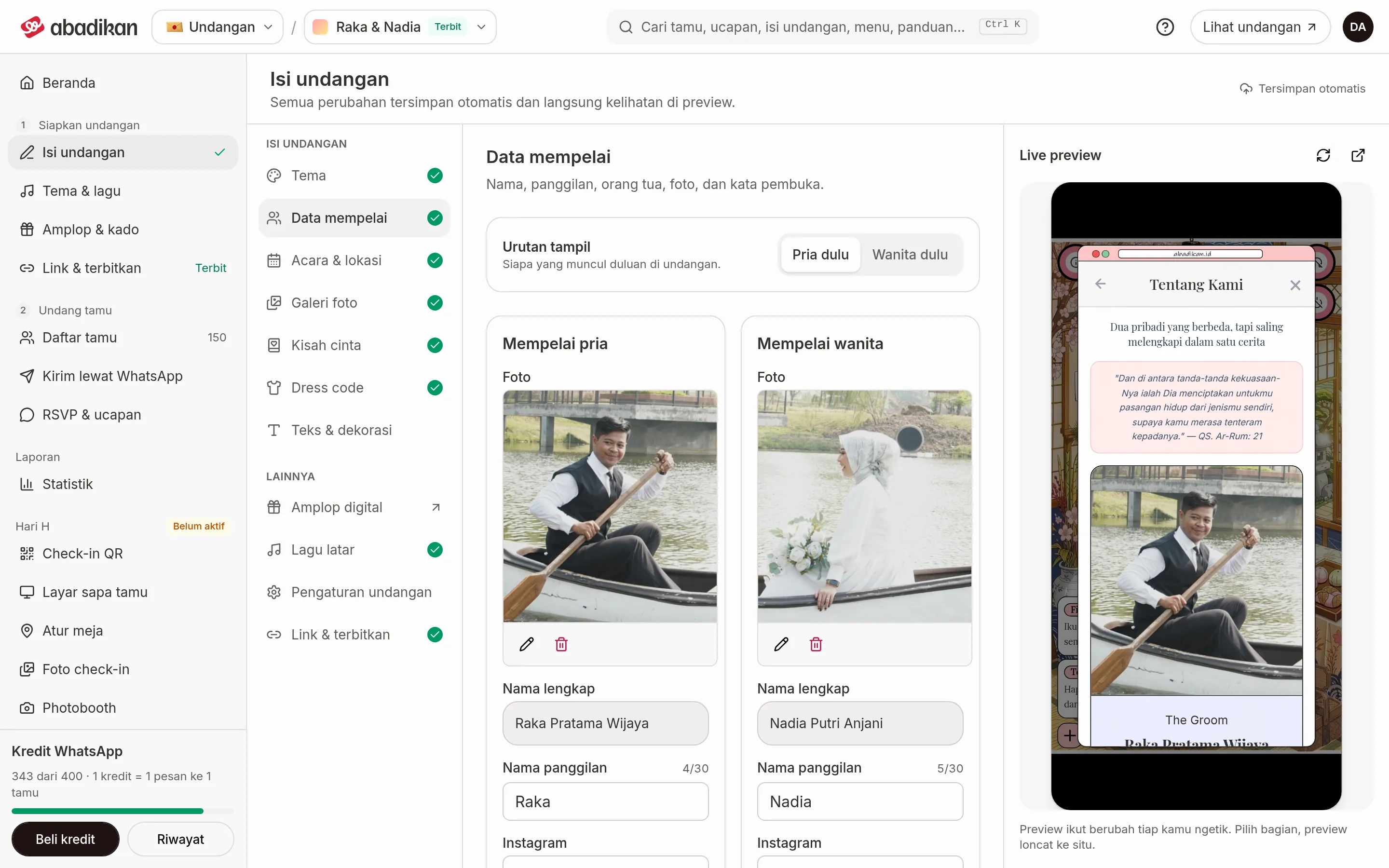 Editor Isi jemputan dengan senarai bahagian berkumpulan Isi jemputan dan Lain-lain di kiri, borang di tengah, dan Pratonton langsung berbingkai telefon di kanan
